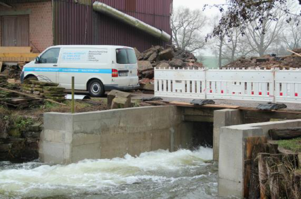 Deutlicher lässt sich Wasserkraft nicht erleben. Mit hoher Geschwindigkeit drückt die Wassermenge aus dem Leerschuss in den Kolk und wühlt dabei diesen bis auf den Grund auf.