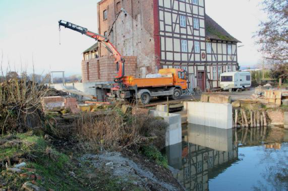 Das Maschinenhaus entsteht in Ziegelbauweise. Mit dem LKW-Kran werden Steine und Mörtel auf die Rust gehoben. Aufgenommen am 30.11.12.