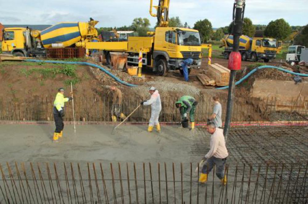 Am 25.09.12 wird die Trogsohle betoniert. Betonpumpe und Betonmischer ergeben ein buntes Bild.