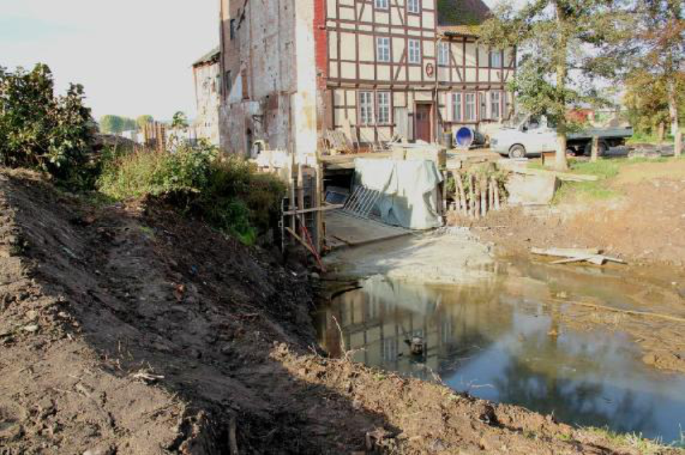 Der Uferbereich am kolk ist fertig gestellt. Die Tauchpumpe kann den Wasserspiegel gut halten, auch wenn überall Grundwasser nachdrückt. Aufgenommen am 18.10.12