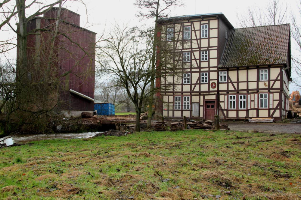 Die Ostseite des verbliebenen Mühlengebäudes. Die Überdachung über die Brücke, und die Korn - Reinigung zwischen Mühle und Silo mussten wegen maroder  Bausubstanz abgebrochen werden.