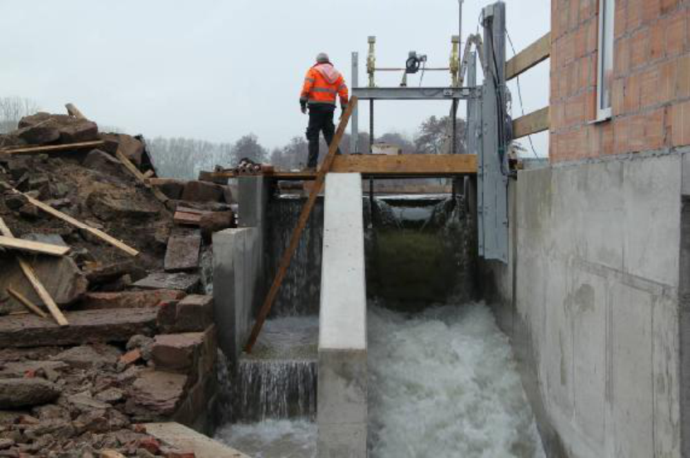 War währen der Bauphase der Wasserstand der Ilme optimal niedrig, so war zur Inbetriebnahme reichlich Wasser vorhanden. Sogar der Überlauf führt hier Wasser, bis die Bolzen gesetzt sind und die untere Tafel mit angehoben werden kann.