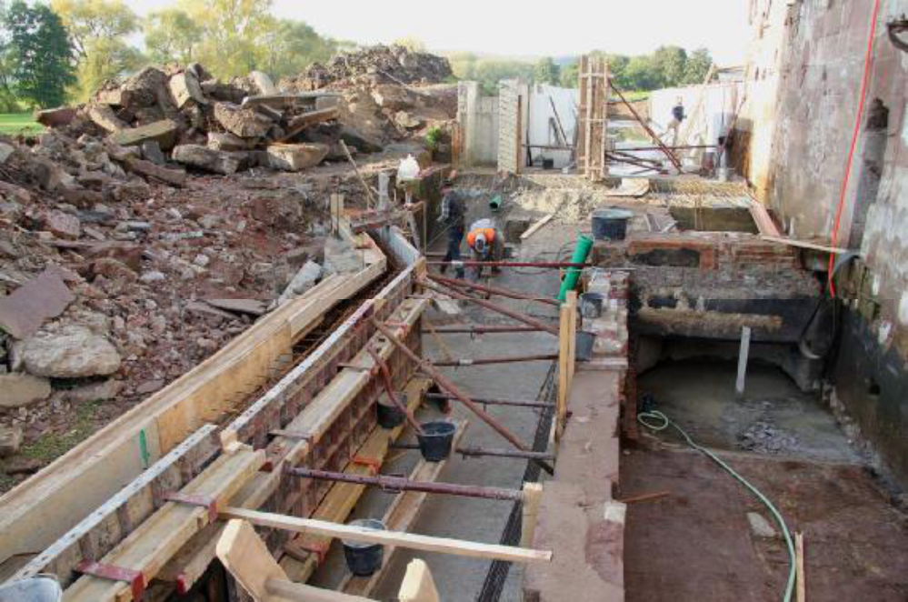 Die rechte Leerschusswand ist komplett eingeschalt. So können die Ausspülungen mit dem Wandbeton mit saniert werden. Am alten Turbinenauslauf ist der übergroße Öffnungswinkel zu erkennen. Deshalb soll die Turbine 2,5m verschoben werden.