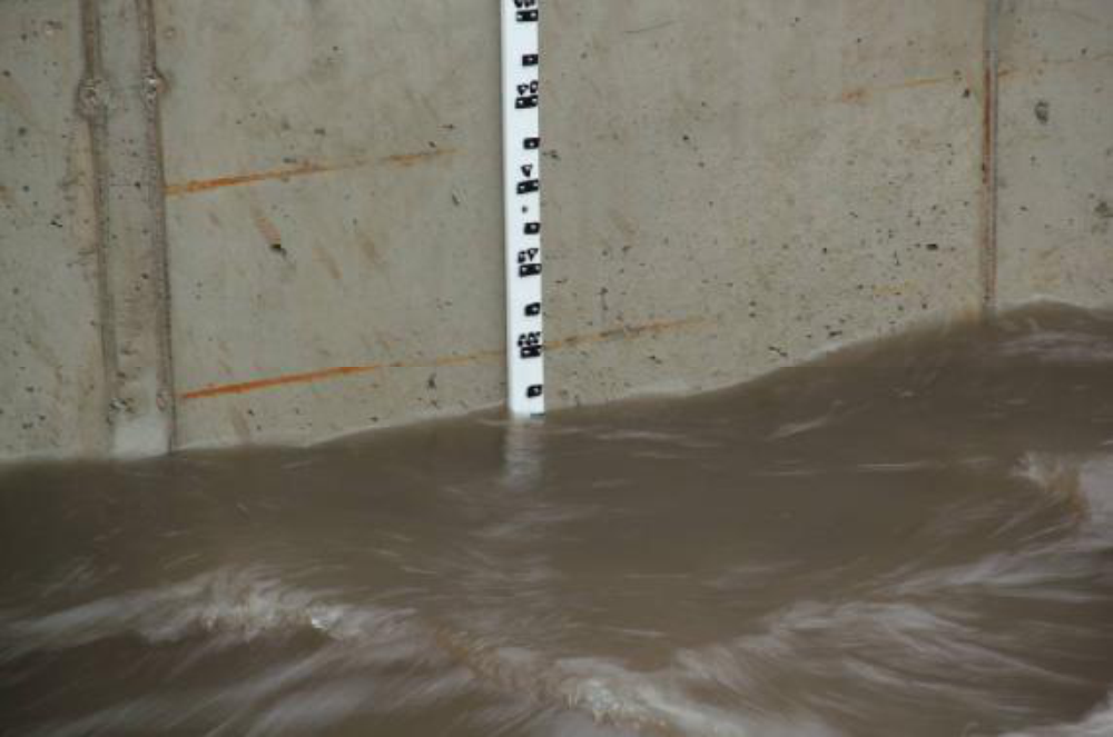 Auch das aus dem Turbinenkanal ausströmende Wasser hat eine ordentliche Geschwindigkeit. Und das obwohl der Wasserpegel nur 20 – 25 cm über der selbst gesetzten Null Marke steht.