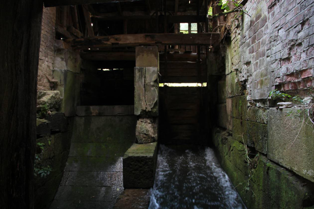 Kaum vorstellbar wie viel Wasser in über 100 Jahren hier durch gegangen ist. Vor allen Dingen im Winter war die Belastung sehr hoch. Die Spuren sind deshalb auch deutlich zu erkennen.