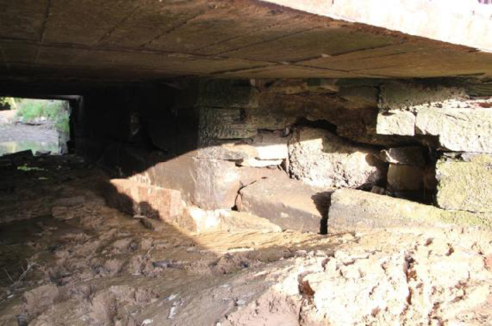 Nachdem das Unterwasser abgesenkt ist, werden auch die Schäden unter der Brücke sichtbar. Massiv sind die Ausspülungen, obwohl schon einmal Beton eingefüllt wurde. Denn Schlamm kann die Feuerwehr schnell beseitigen.