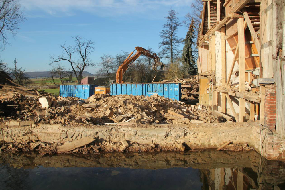 Das Holz wird in Containern verladen einer Verbrennungsanlage zugeführt. 