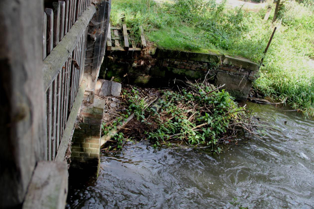 Am stärksten betroffen war der Turbinenkanal von den Verklausungen. Da hier nur noch geringe Wassermengen durchgingen, war der Schlamm teilweise einen halben Meter hoch. 