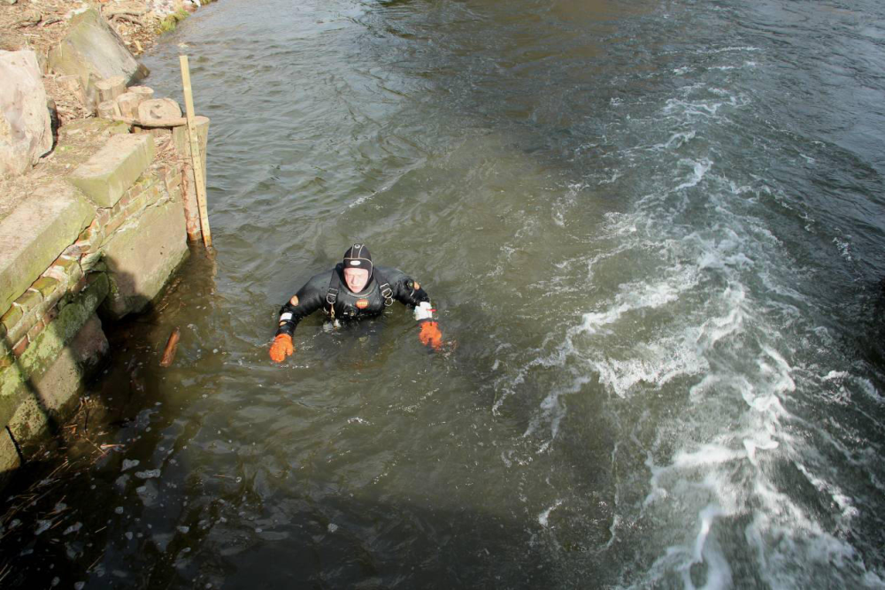 Der Taucher soll den Zustand des Turbinenkanals in Unterwasser erkunden Aufgenommen am 9.03.12