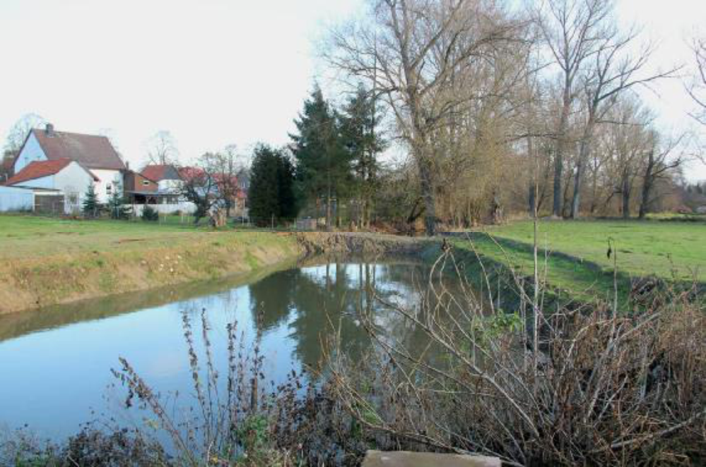 Nach dem Ausbau der Tauchpumpe füllt sich der Kolk wieder mit Wasser. Wenn sich der Wasserspiegel angeglichen hat, kann der Damm lastfrei ausgebaut werden. Aufgenommen am 30.11.12.