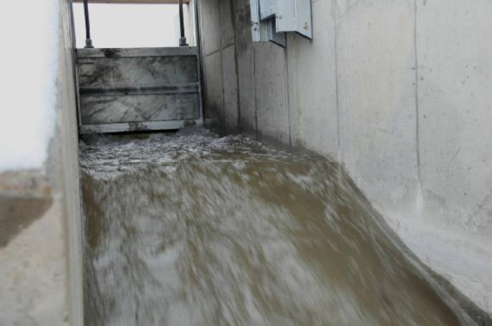 Damm 1 ist ausgebaut worden. Gleichzeitig steigt auf Grund von Niederschlägen die Wassermenge deutlich an. Eindrucksvoll jagt das Wasser durch den Leerschuss. Aufgenommen am 14.12.12