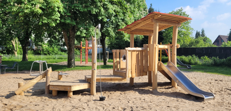 Sandspielkombination mit Rutsche aus Edelstahl und Sandbaustelle mit Sandaufzug und Sieb mit Sandschütte und Rampe aus Robinie.