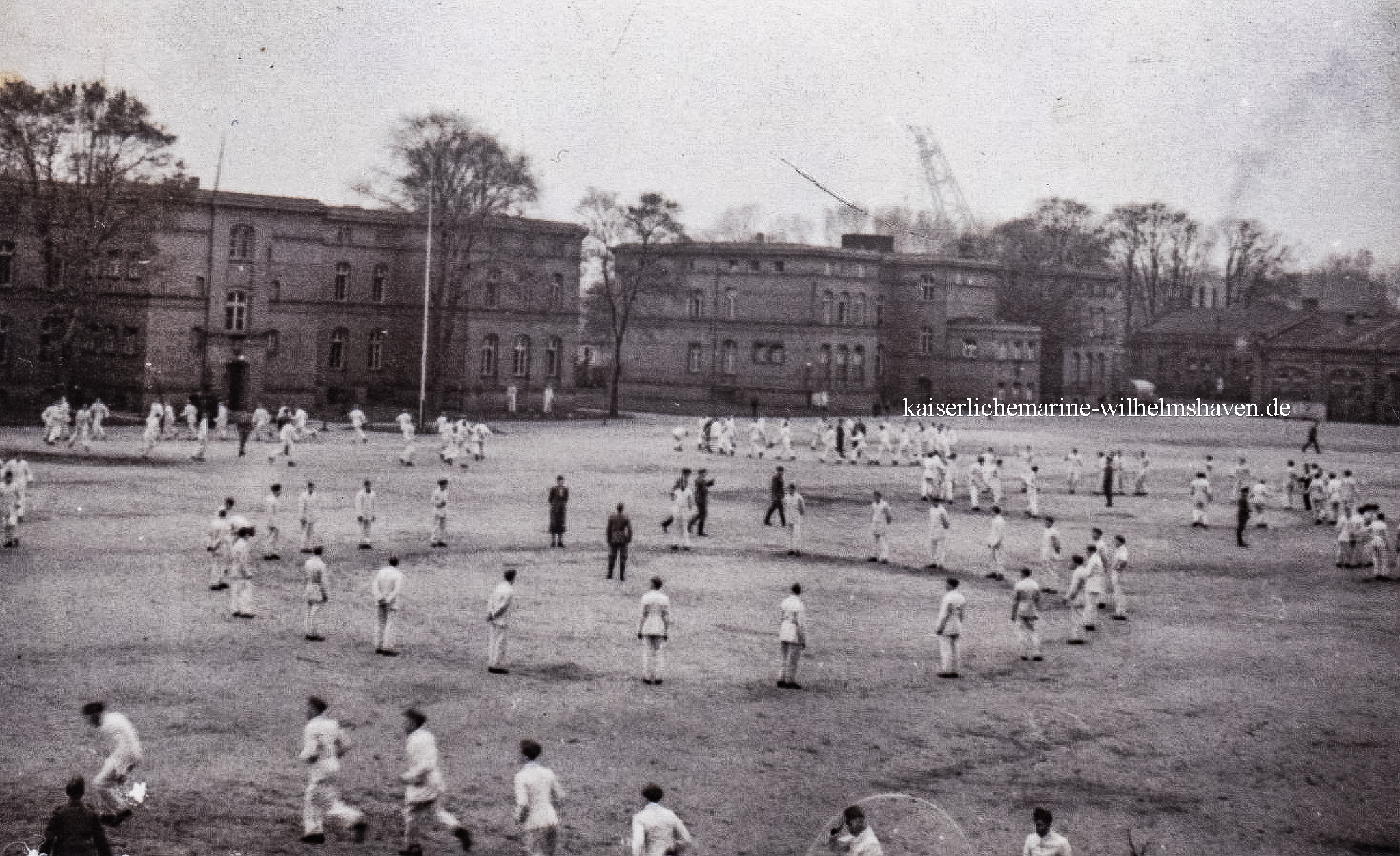 Ansicht von Nordost über den Exerzierplatz auf das Stabsgebäude und Block "Leipzig" - Originalfoto 
