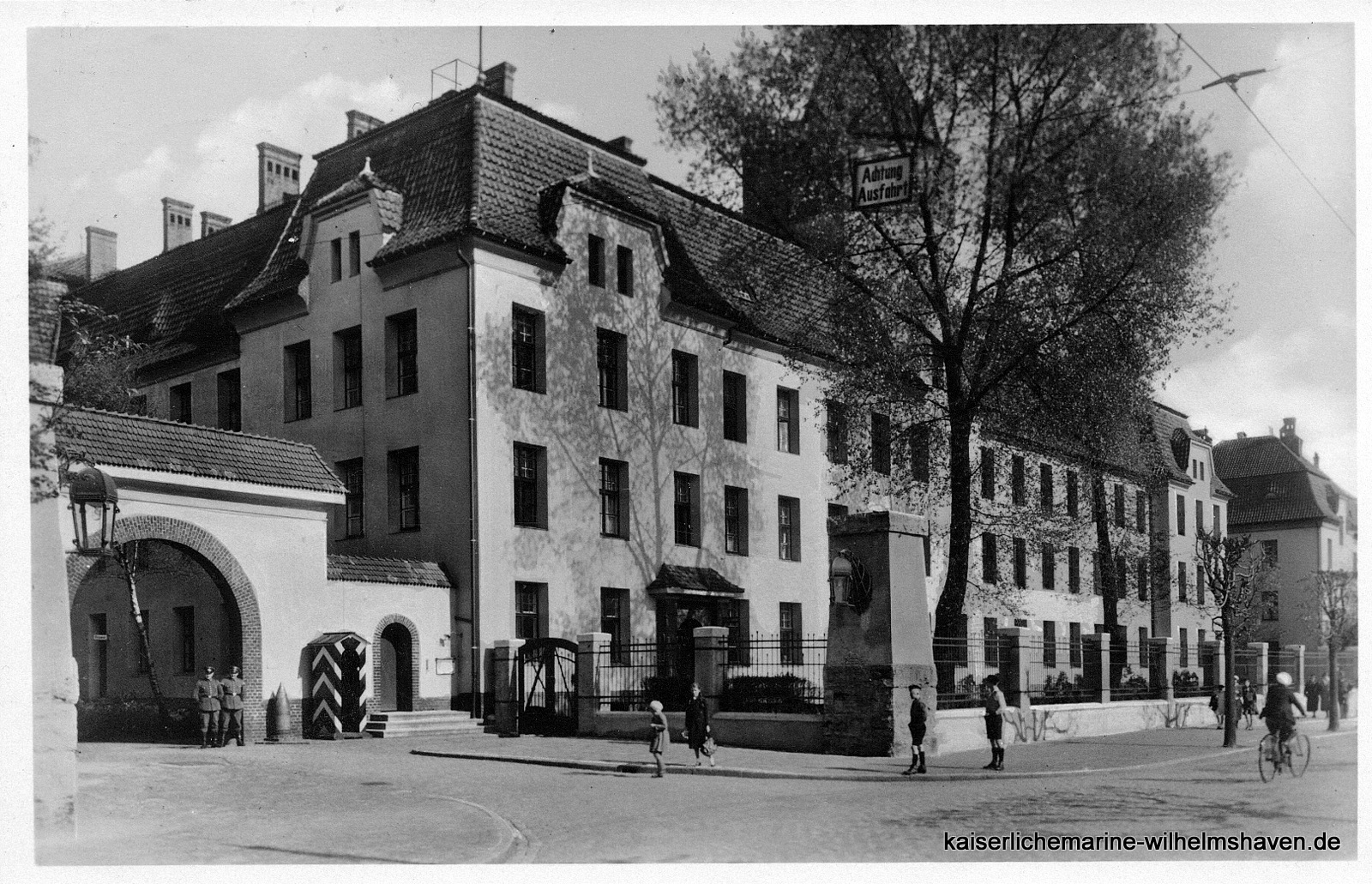 Blick von Westen, in etwa an der Göker-/Ecke Kantstraße: Toreinfahrt, Stabsgebäude, Block "Flandern" - Ansichtskarte Verlag unbekannt - 1934 postalisch gelaufen