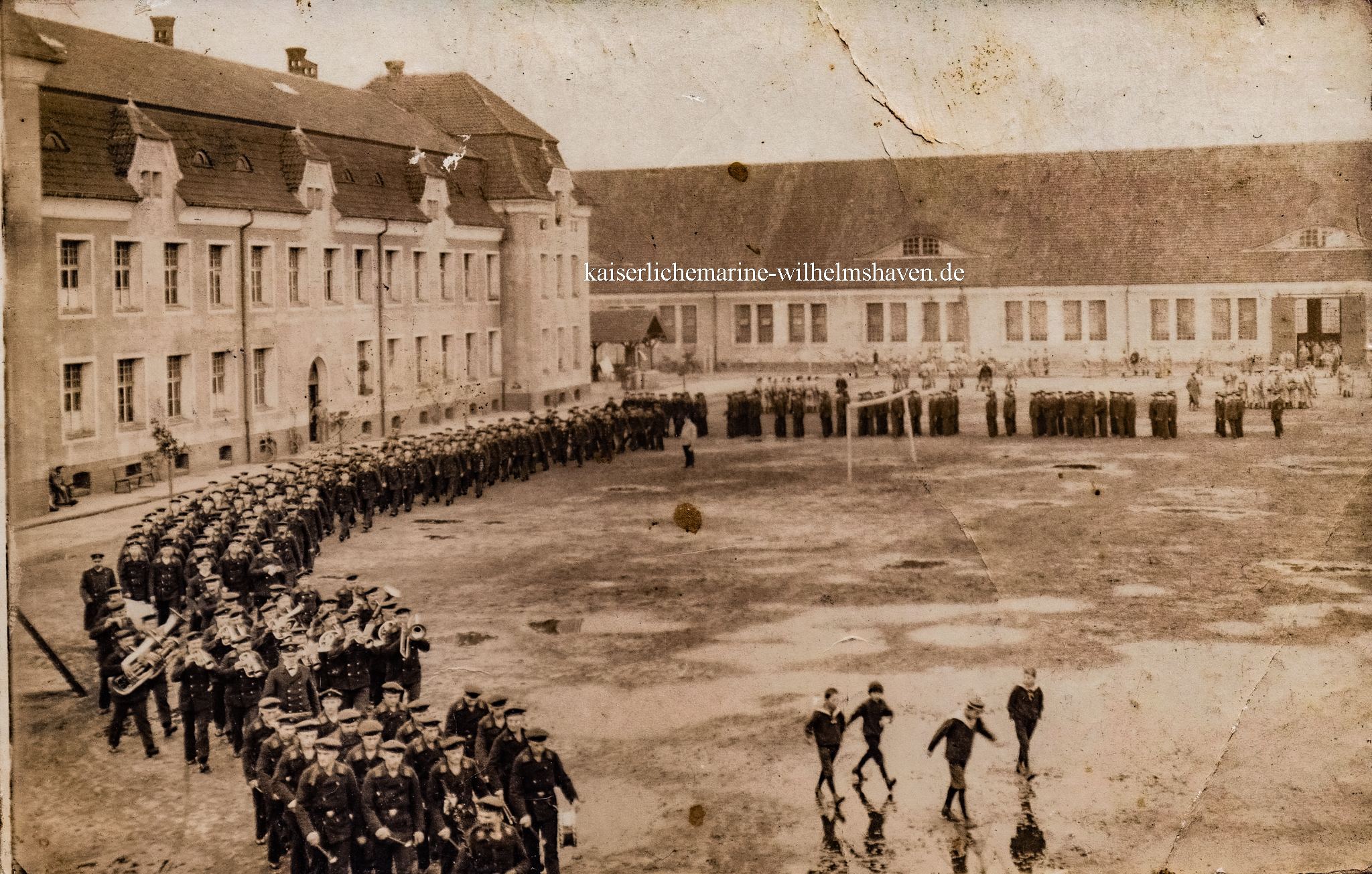 Vorbeimarsch am Block "Coronel" und Exerzierhalle - Privtaufnahme, 1915 als Feldpost gelaufen