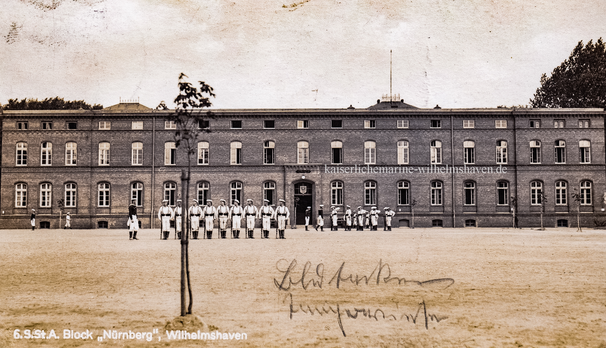 Ansicht von Süd auf Block "Nürnberg", im Hintergrund Dachkuppel der Hafenkaserne - Ansichtskarte - Verl. Photo Hasse, Wilhelmshaven - Postalisch gelaufen, Datum unbestimmt