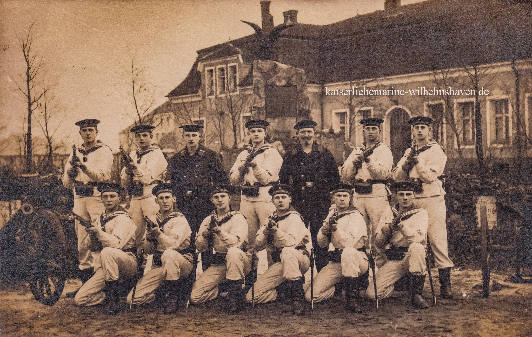 Matrosenartilleristen vor dem Seebataillonsdenkmal und dem Wirtschaftsgebäude II (Seebataillon) - Privataufnahme, 1911 als Postkarte gelaufen
