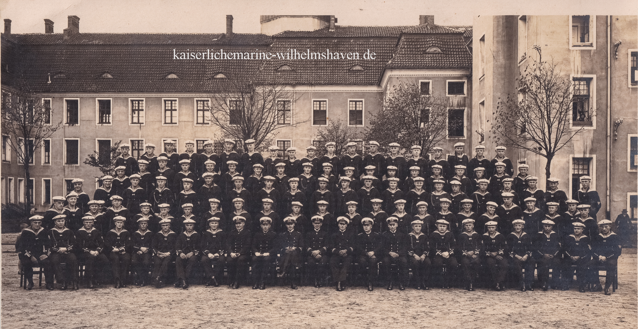 1930: Aufstellung von Marineartilleristen vor der Rückfront des Stabsgebäudes - Privataufnahme