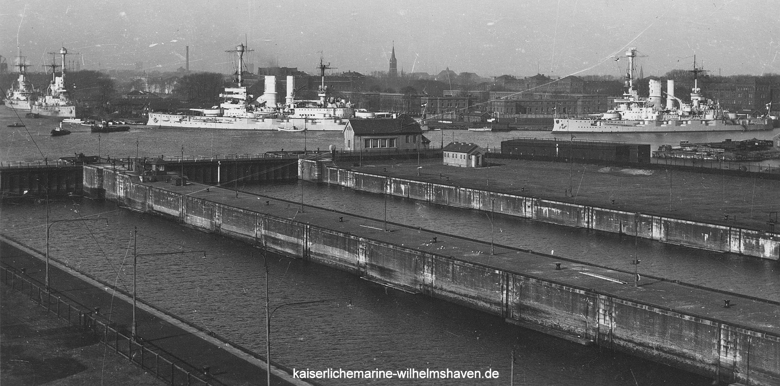 Ansicht von Ost über die beiden Schleusenkammern zum Nordhafen und den Kasernen in "Alaska". Um etwa 1930/31 liegen ELSASS, HANNOVER,  SCHLESWIG-HOLSTEIN und SCHLESIEN im Ausrüstungs- und Nordhafen 