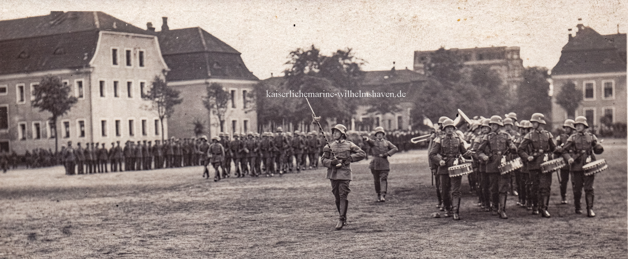 1930: Parade am Block "Tsingtau", mittig Wirtschaftsgebäude des Seebataillons; im Hintergrund Wohnhaus an der Ecke Schelling-/Friederikenstraße - Privatafnahme