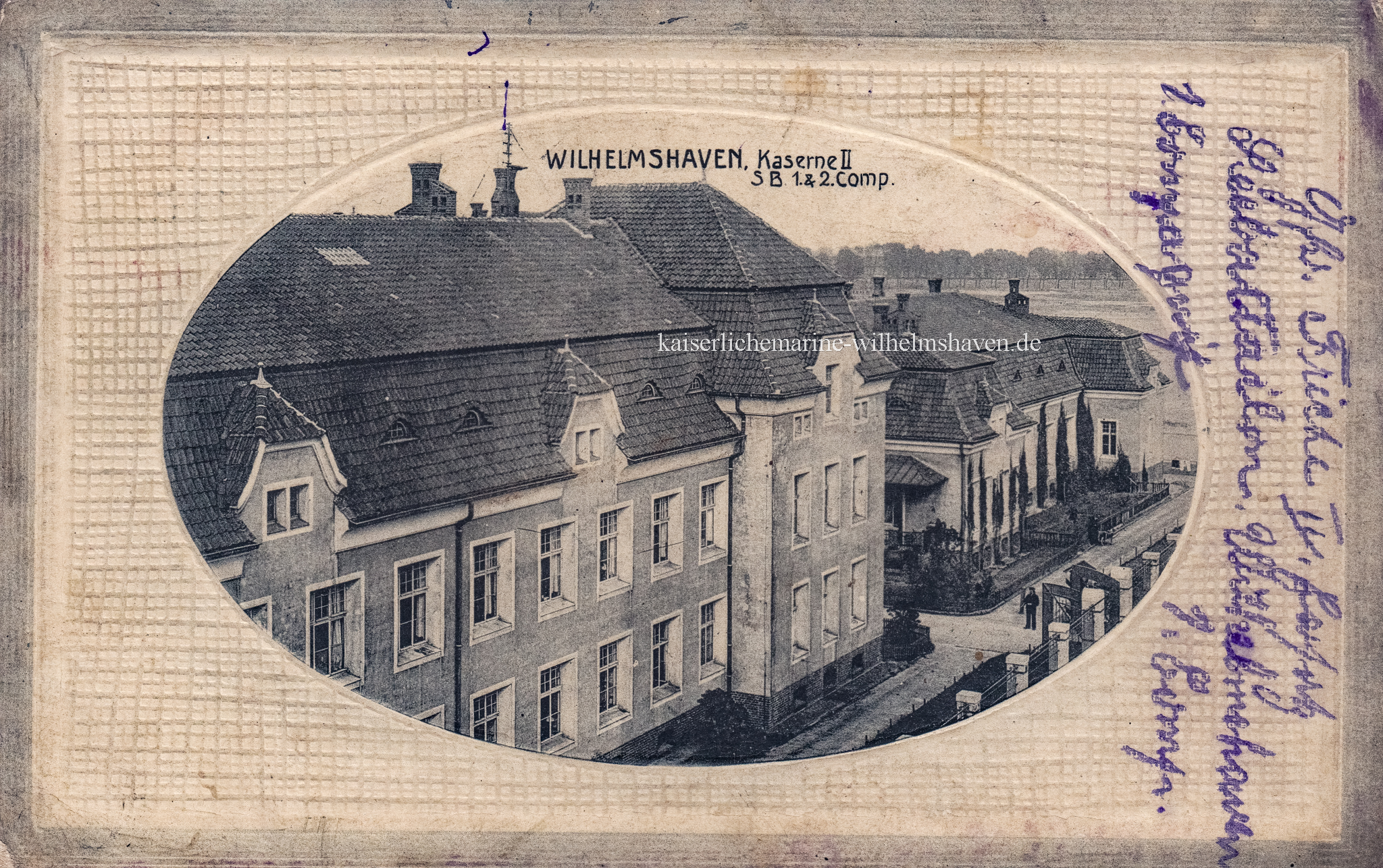Seltene Ansicht auf die Hauptfront von Block "Flandern", daneben Wirtschaftsgebäude mit Mannschaftsspeisesaal und Küche; Artilleriestraße (Schellingstraße)