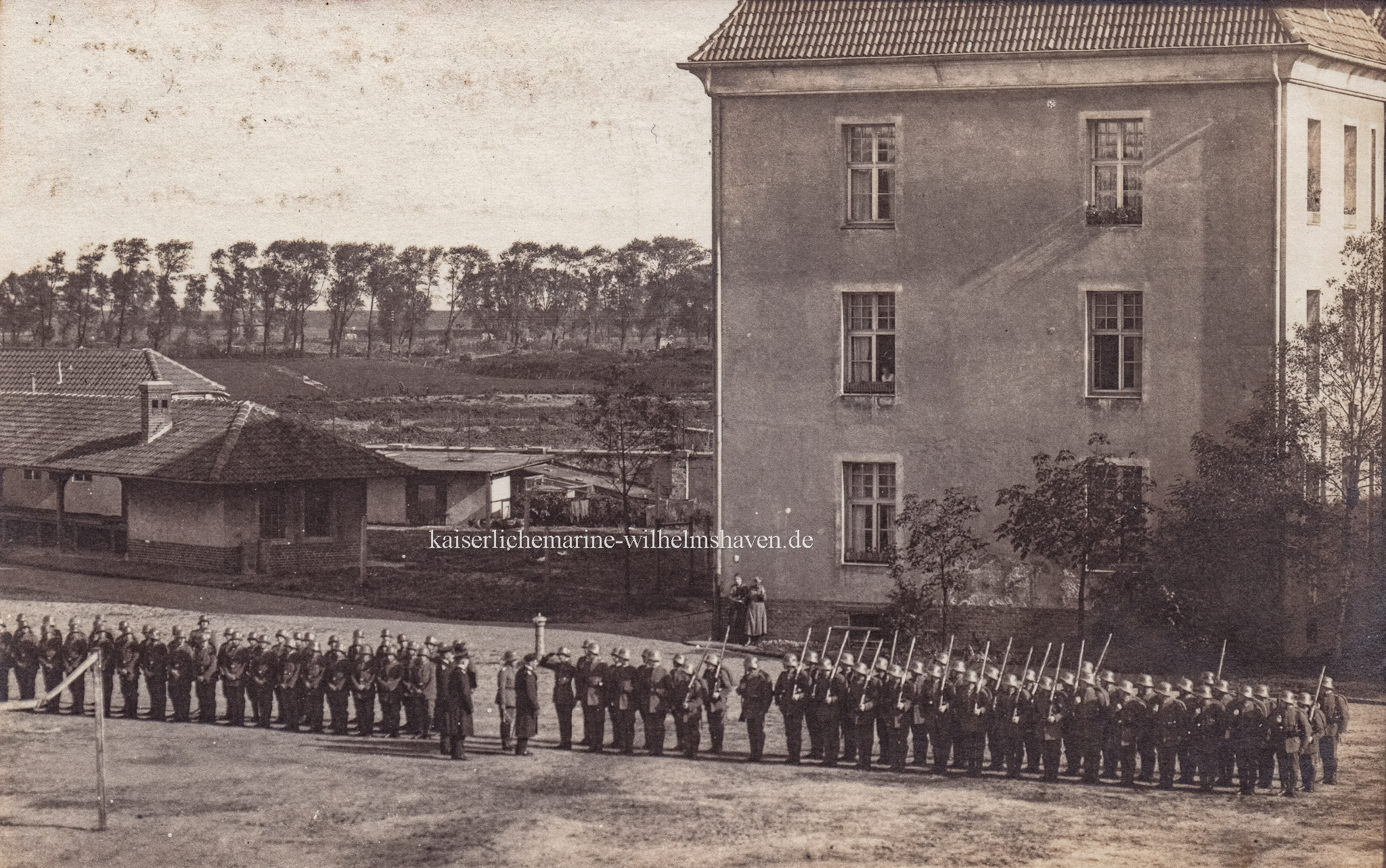 20er-Jahre: Waffenmeisterei und "Tsingtau"-Nordflügel aus anderem Blickwinkel - Aufnahme von Steinhäuser, Wilhelmshaven