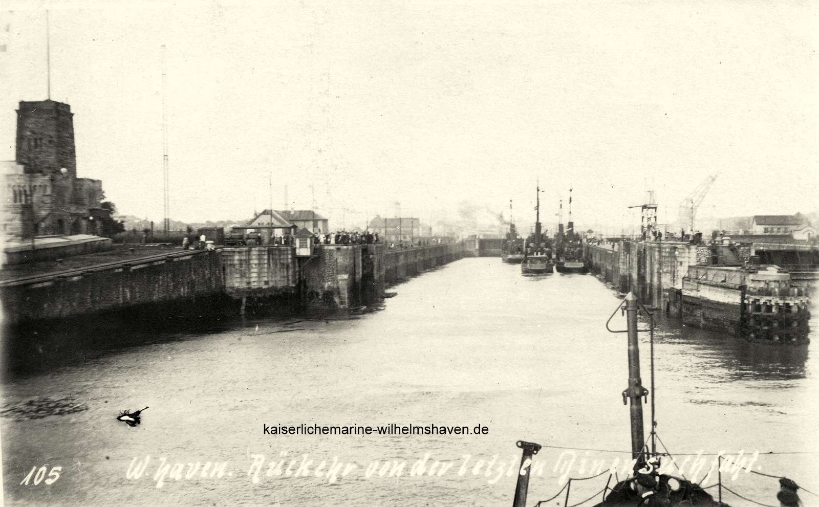 Minensucher sammeln sich in der Südkammer zur Einfahrt in den Hafen