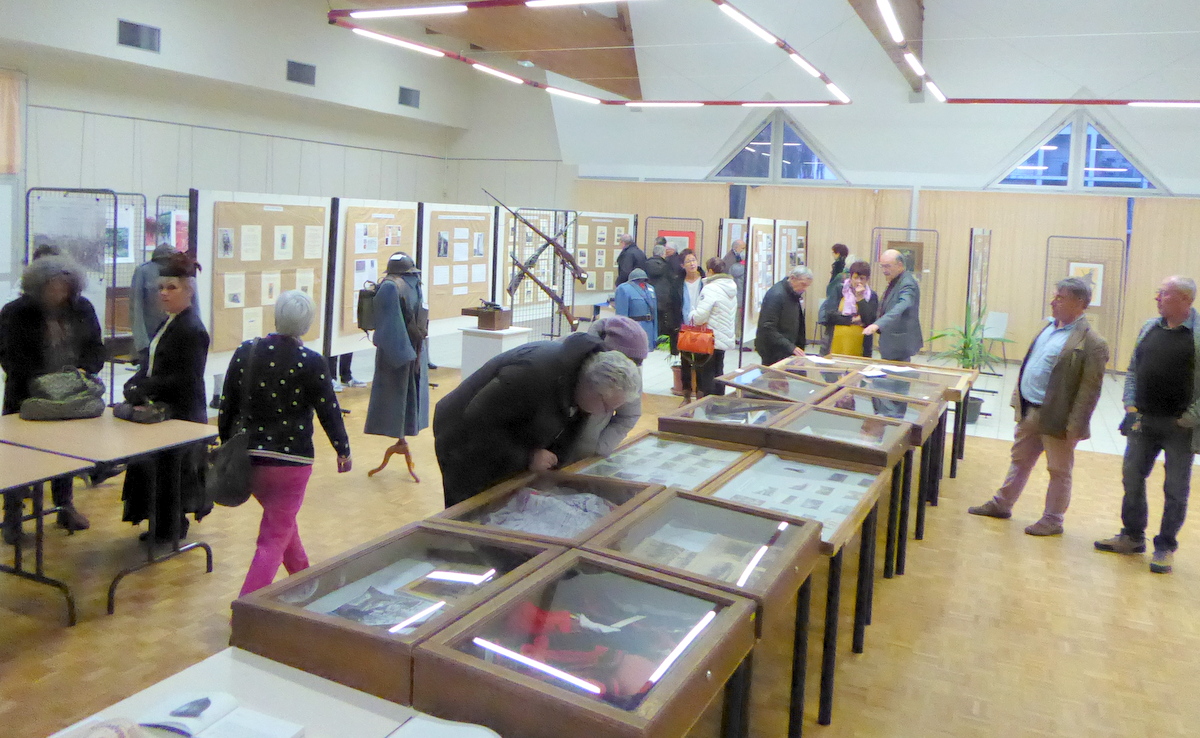 Des visiteurs attentifs aux notices explicatives