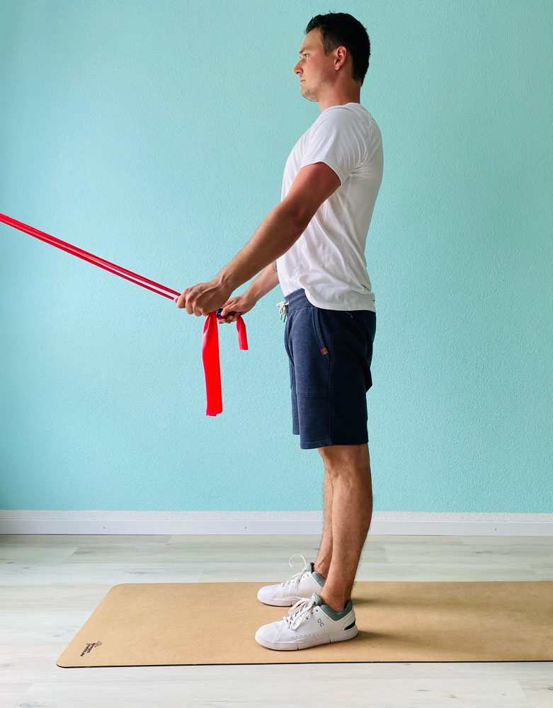 45° Flexion der Arme, Spannung im Teraband, Position der Schulterblätter kontrollieren.