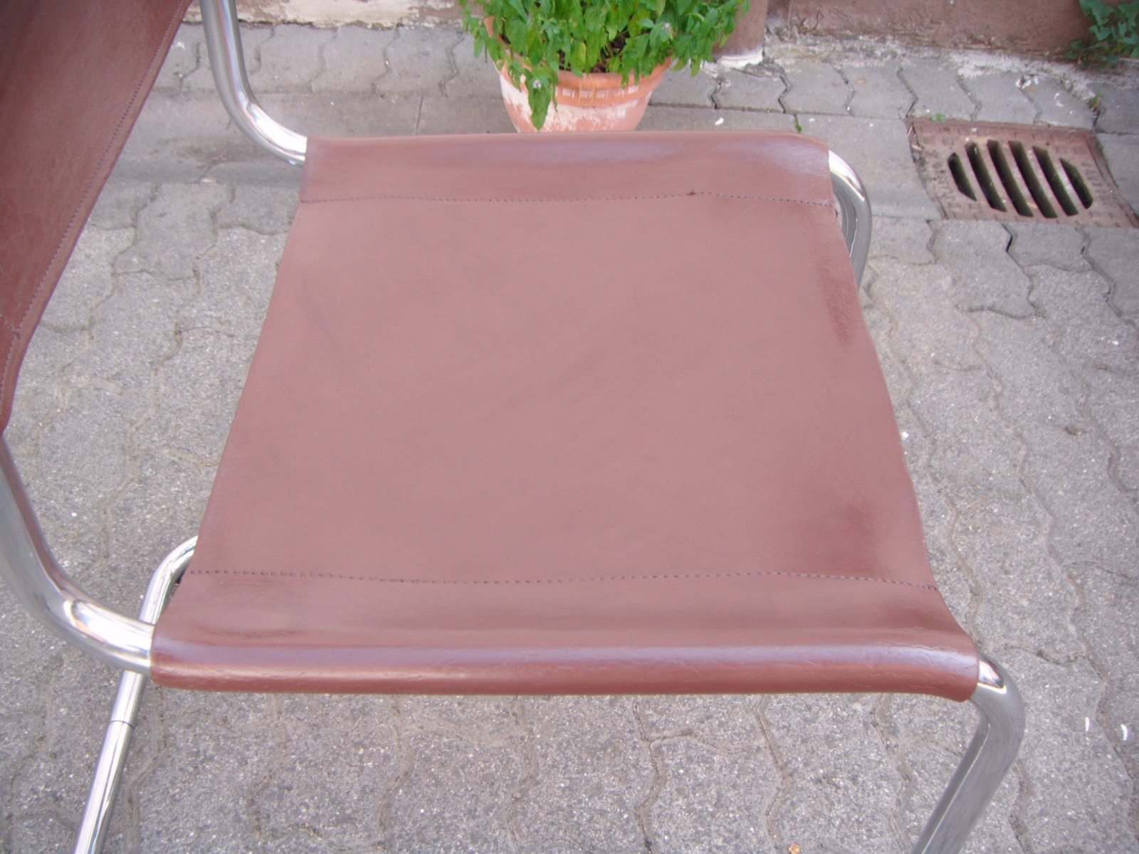 Thonet Freischwinger  S33 Nachher Lederaufbereitung nach 35 Jahre