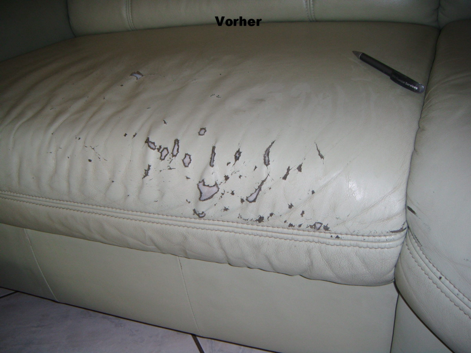 Leder Sofa mit Löcher und Risse Vorher