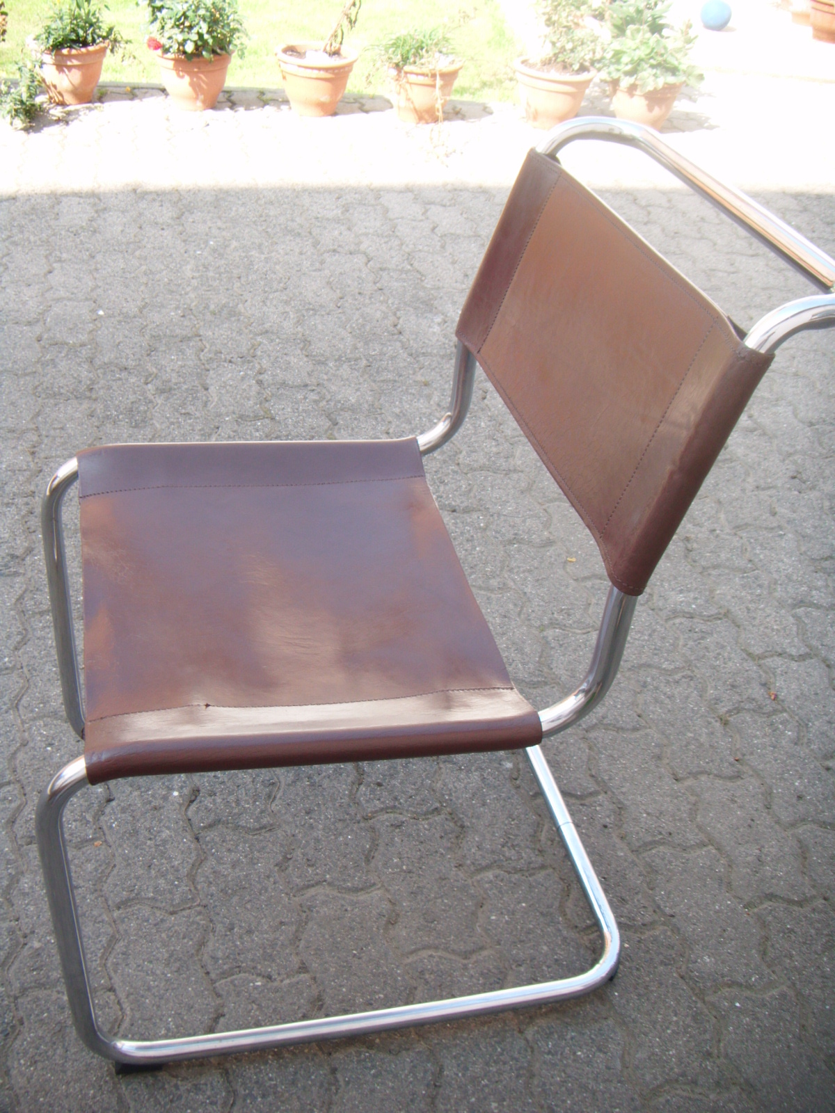 Thonet Freischwinger  S33 Nachher Lederrestauration