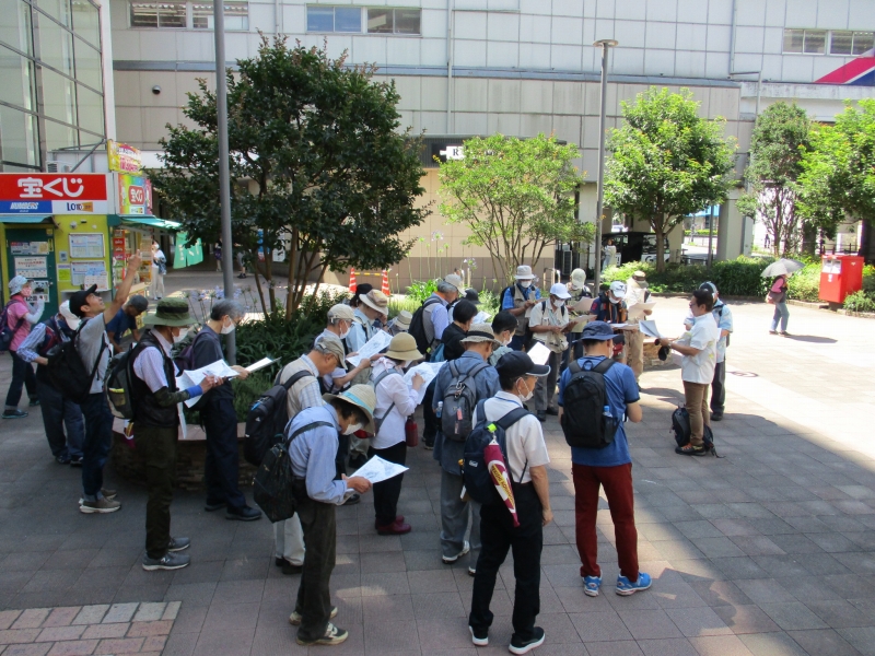 「聖蹟桜ケ丘駅」西口改札を出て右手の広場に１０時 集合  ガイドの宮田団長による経路と資料の説明