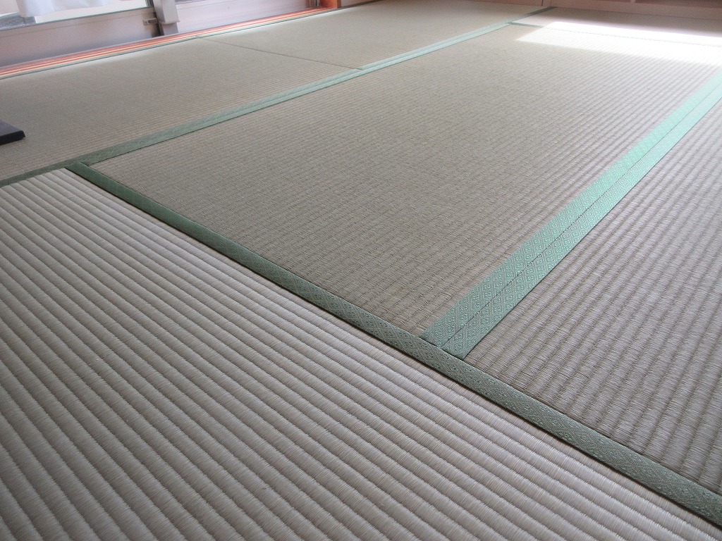 日野市内にお住いのU様　タタミの表面から出るチクチクするゴミカスが気になっていました