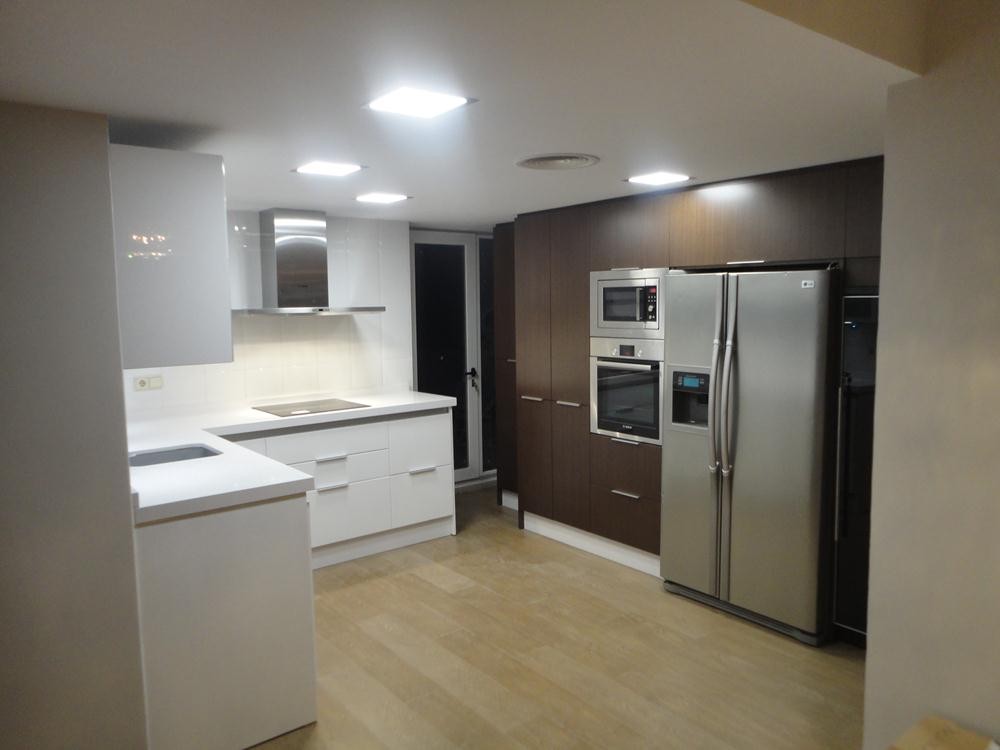 Cocina wengue y blanca - Cocinas Jaen Martos Torredelcampo