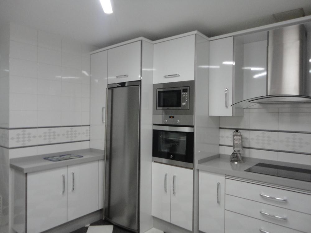 Cocina blanca Jaen encimera gris claro - Cocinas Jaen Martos Torredelcampo