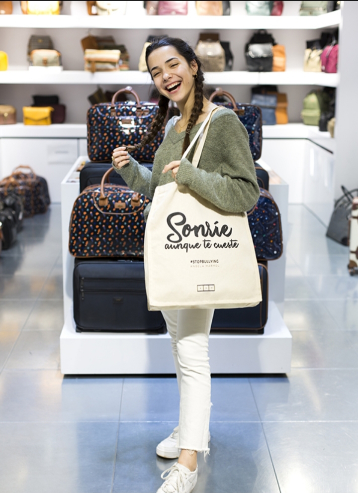 Àngela con su bolsa🥰