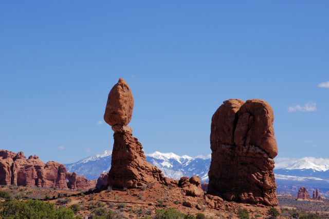 Balanced Rock mit den La Sal Mountains im Hintergrund