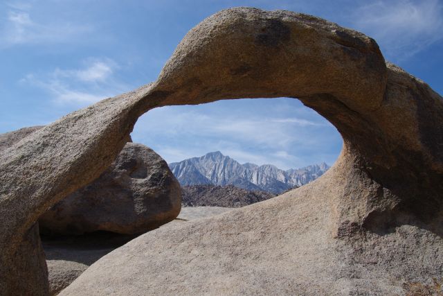 Möbius Arch mit Mount Whitney im Hintergrund