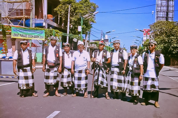 Pecalang, les gardiens de sécurité de Bali exécute toute décision pour l′harmonie de l′ile.   