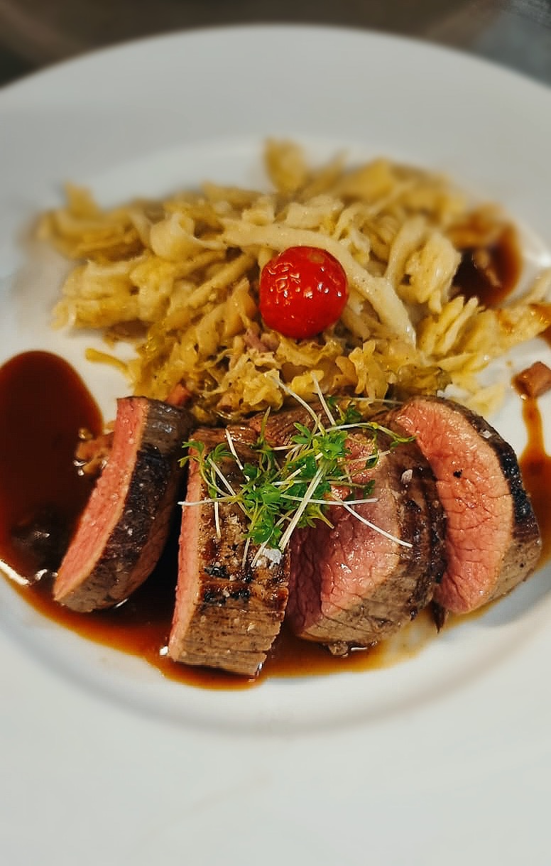 Rehrücken rosa gebraten auf Pfefferwirsing und Spätzle