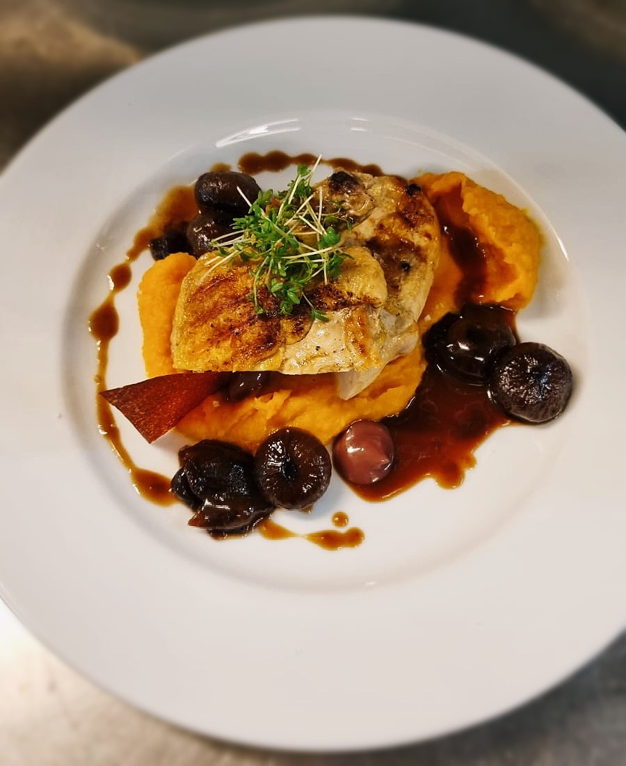 Maispoularde auf Kürbispüree mit Balsamico Zwiebeln