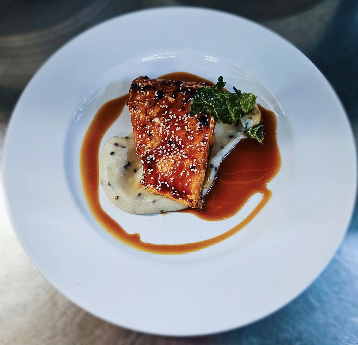 Teriyaki Lachs auf geröstetem Sesam-Blumenkohl-Püree und Punzosauce