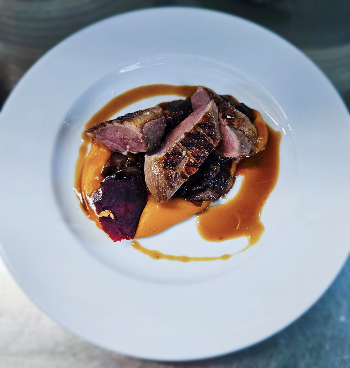 Entenbrust rosa gebraten auf geräuchertem Kürbispüree mit Balsamico Zwiebeln