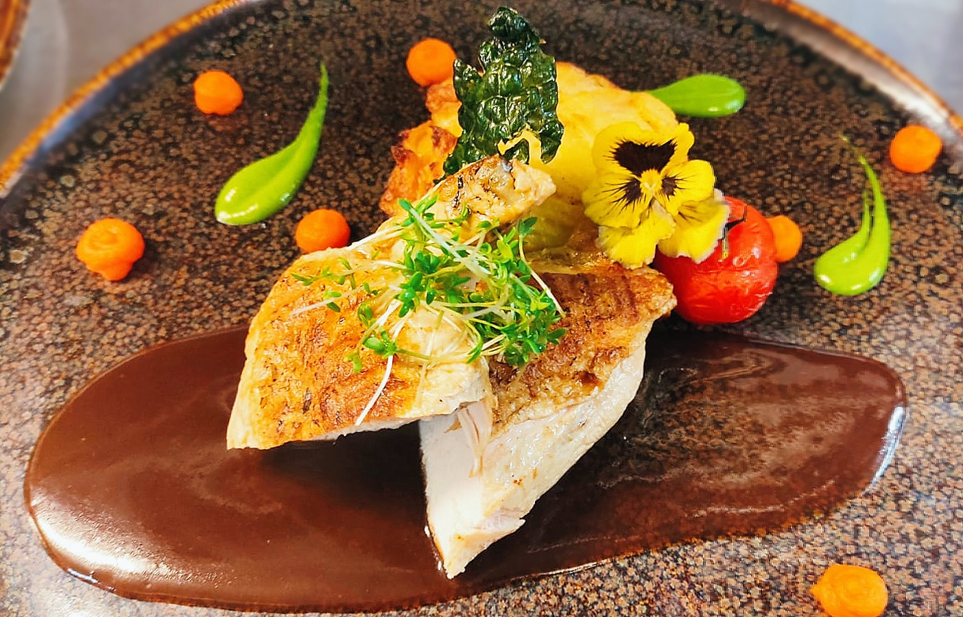 Maispoularde mit Kartoffelgratin, jungen Karotten und Kapuzinerkresse
