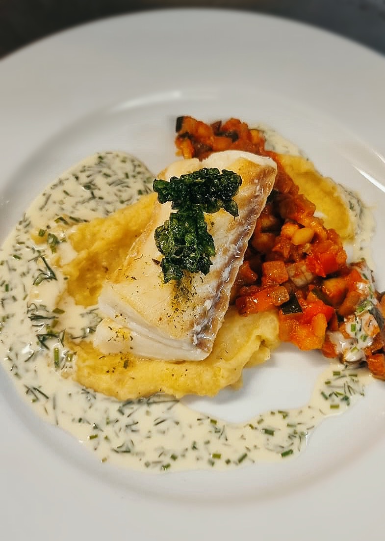 Dorschfilet gebraten auf Ratatouille-Gemüse, Zwiebelpüree und Gärtnersauce