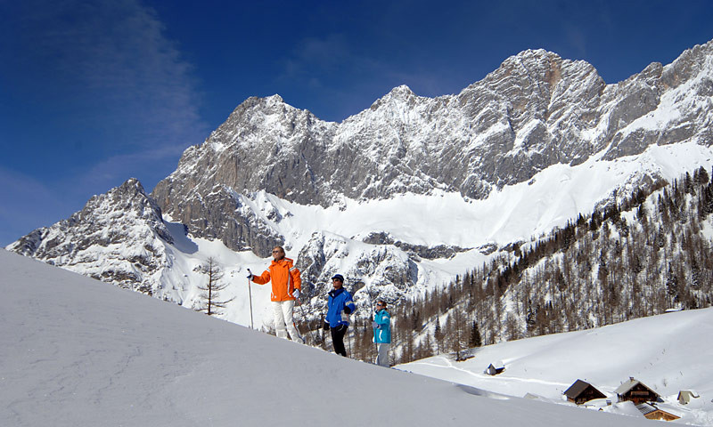 Schneeschuhwandern vor dem Dachstein