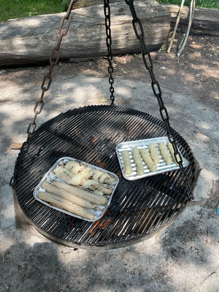 Miam, les saucisses au feu de bois. 