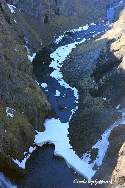 am Fusse des Wasserfalles...liegt noch Eis...und etwas Schnee