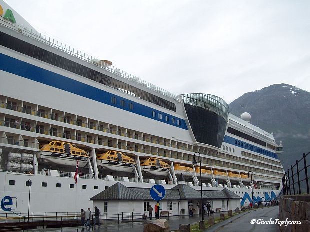 ..den kleinen Ort Eidfjord am Eidfjord an...